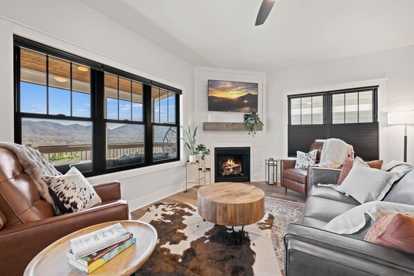 تلفزيون ذكي، مدفأة، كُتُب، مكتب