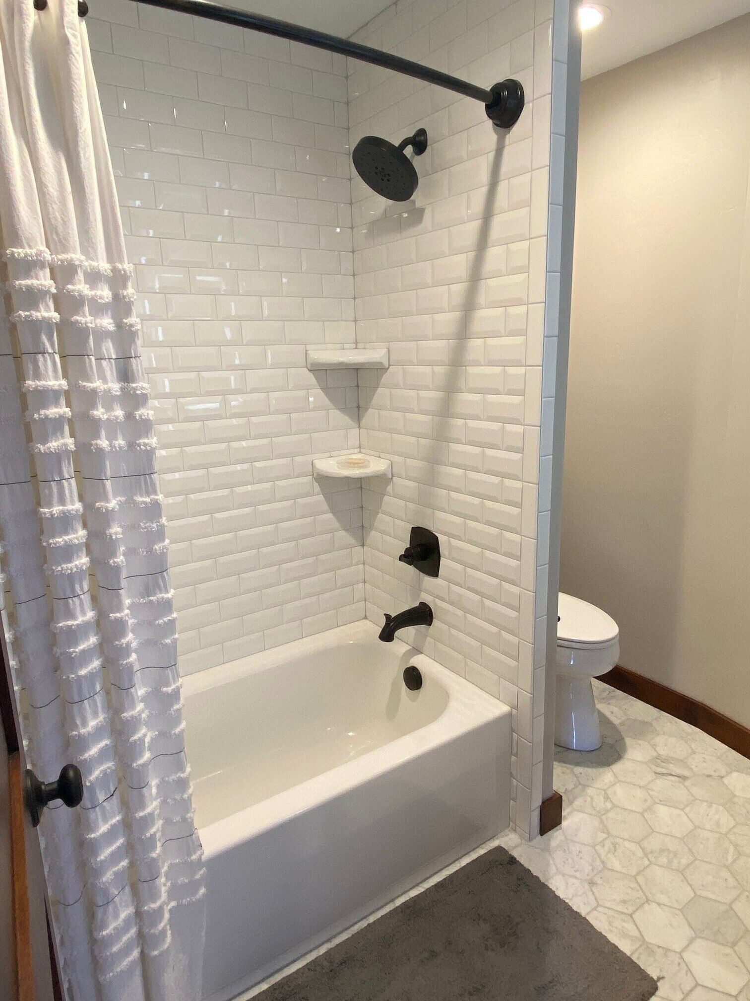 Douche, baignoire à jets, sèche-cheveux, serviettes fournies