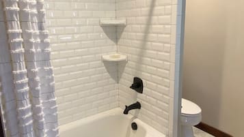 Douche, baignoire à jets, sèche-cheveux, serviettes fournies