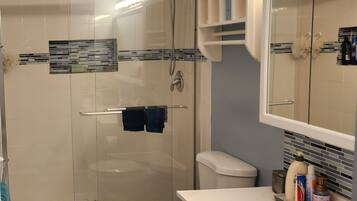 Douche, sĂšche-cheveux, serviettes fournies, savon