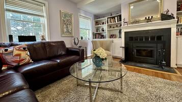 TV connectée, cheminée, livres, imprimantes