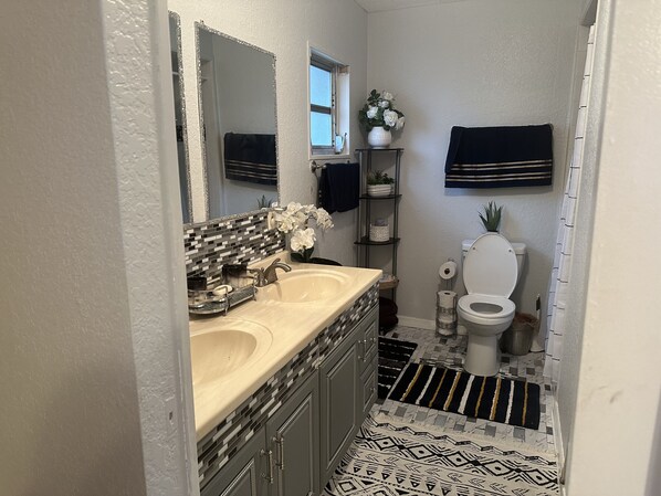 Hair dryer, towels, soap, shampoo - Welcome to our home. (St. Petersburg)