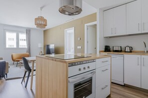 Fridge, microwave, oven, stovetop - Amazing Madrid Río 3BR, by Blueground (Madrid)