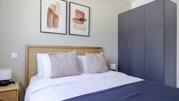 3 slaapkamers, een strijkplank/strijkijzer, wifi, beddengoed