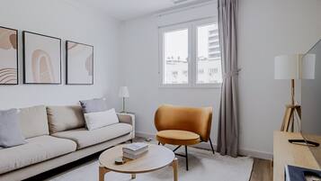 Una televisión, un reproductor estéreo