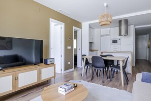 Interior - Amazing Madrid Río 3BR, by Blueground (Madrid)