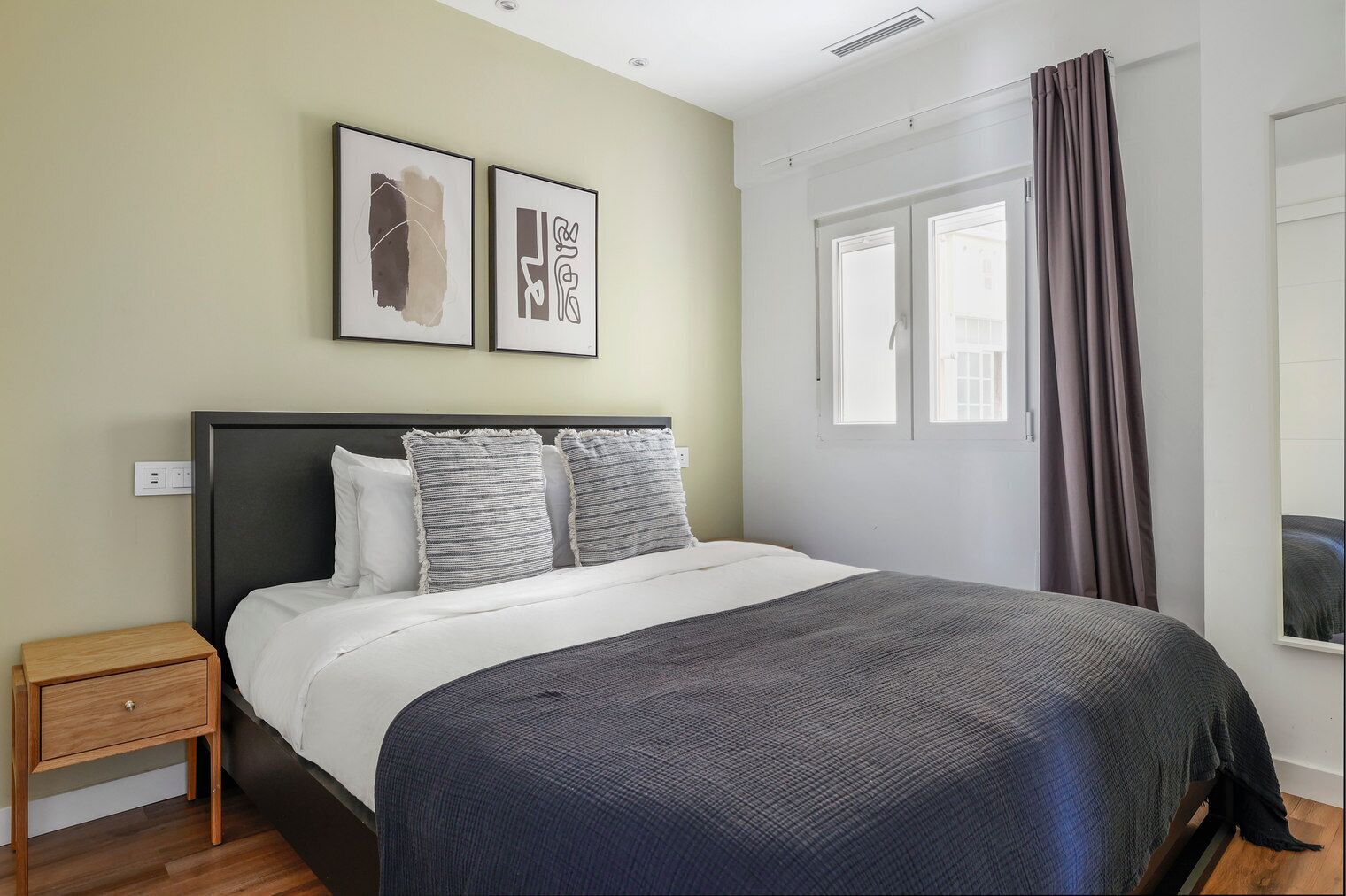 3 habitaciones, tabla de planchar con plancha, wifi y ropa de cama 