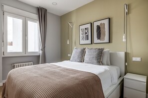 2 bedrooms, iron/ironing board, WiFi, bed sheets - Immpecable Salamanca 3BR w/terrace, by Blueground (Madrid)