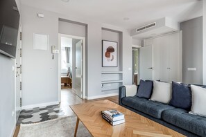 TV, fireplace, stereo - Immpecable Salamanca 3BR w/terrace, by Blueground (Madrid)