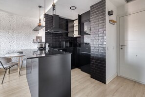 Kylskåp, mikrovågsugn, ugn och spishäll