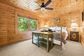 3 bedrooms, desk, iron/ironing board, free WiFi