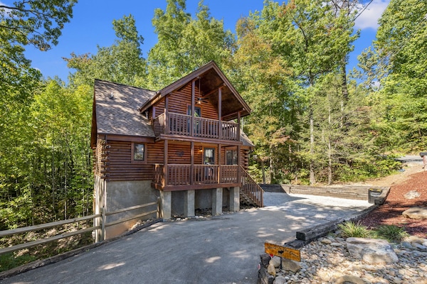 Beautiful 3 level cabin with 4 decks and parking for 3 vehicles