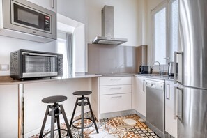 Kylskåp, mikrovågsugn, ugn och spishäll