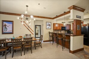 Dining - Steps to Gondolas & Restaurants! Hot Tub & Heated Pool - 4BR/3BA - Snow Flower 204 (Steamboat Springs)