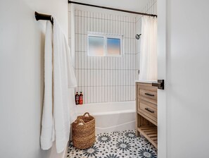 Een douche, een haardroger, handdoeken