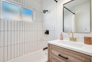 Séchoir à cheveux, serviettes fournies, savon, shampooing