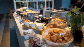 A buffet with various food items, including fruits, pastries, and a selection of beverages. - Ceylonz Suites KLCC by Mana-Mana  (Kuala Lumpur)