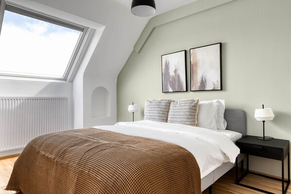 3 bedrooms, iron/ironing board, WiFi, bed sheets