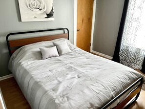 3 bedrooms, free WiFi, bed sheets - Welcome to the Fort. Walking Distance to Niagara Falls. (Niagara Falls)