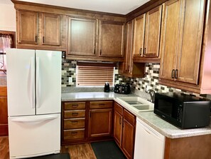 Frigorífico, microondas, horno y placa de cocina