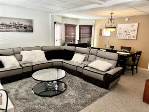 Smart TV - Welcome to the Fort. Walking Distance to Niagara Falls. (Niagara Falls)