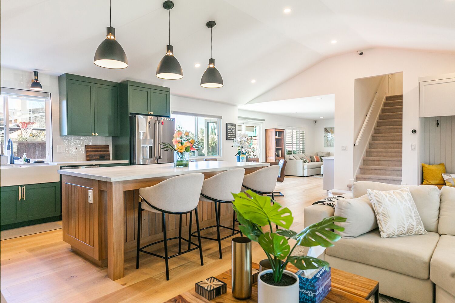 Stylish model home in San Jose. Close to SJC, shops, restaurants, freeway.