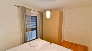 4 bedrooms, iron/ironing board, free WiFi, bed sheets