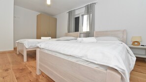 4 bedrooms, iron/ironing board, free WiFi, bed sheets