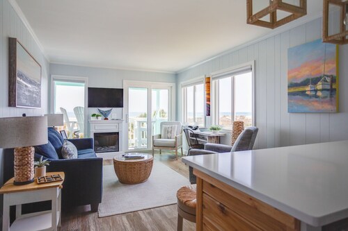 Oceanside Oasis- Oceanfront, Pool, Steps to beach access -sleeps 6