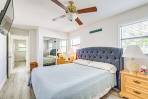 2 bedrooms, desk, iron/ironing board, Internet - Private Dock! Canalfront Home: 4 Mi to Beaches (New Port Richey)