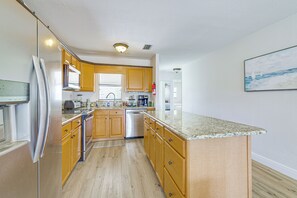 Fridge, microwave, stovetop, dishwasher