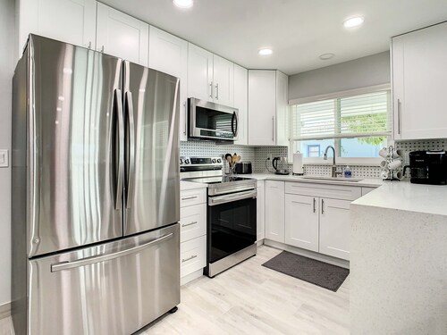 Magical Sunset waterfront view, renovated 3bd 2bth, 5 min walk from beach