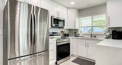 Magical Sunset waterfront view, renovated 3bd 2bth, 5 min walk from beach