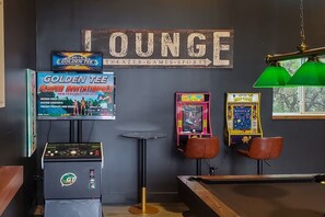 Games room - Sleeps 20 - Barn w/ Bar + Games, Pool, Volleyball (Dripping Springs)