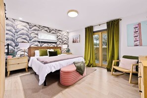 9 bedrooms, iron/ironing board, WiFi, bed sheets - Sleeps 20 - Barn w/ Bar + Games, Pool, Volleyball (Dripping Springs)