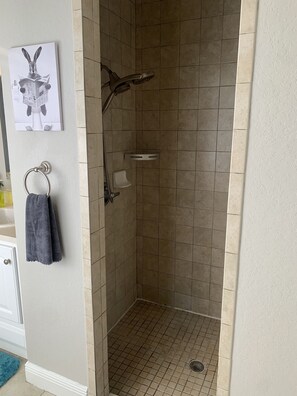 Haartrockner, Handtücher, Seife, Shampoo