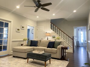 Smart TV, chimenea, monitor de computadora, impresora