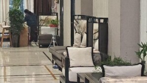 A modern hotel lobby with a sofa, armchairs, and a coffee table. - Linlong Hotel in Yinjiang (Yinjiang)