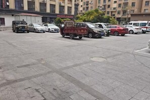 Free self parking - Linlong Hotel in Yinjiang (Yinjiang)