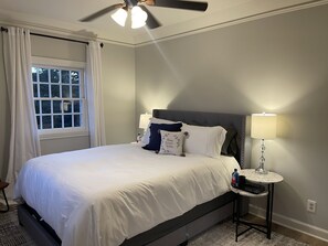 2 habitaciones, escritorio y tabla de planchar con plancha 