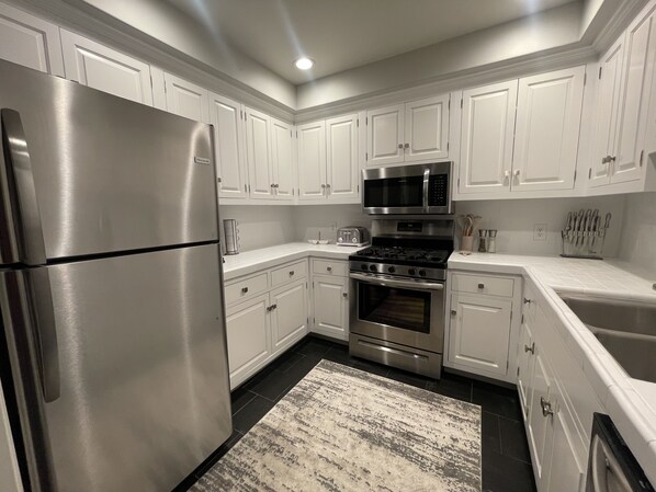 Refrigerador, microondas, horno y parrilla de estufa 