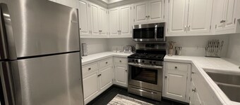 Ocean and mountain views, 2 bedroom 2 story entire home with driving range