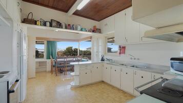 Fridge, oven, stovetop, toaster