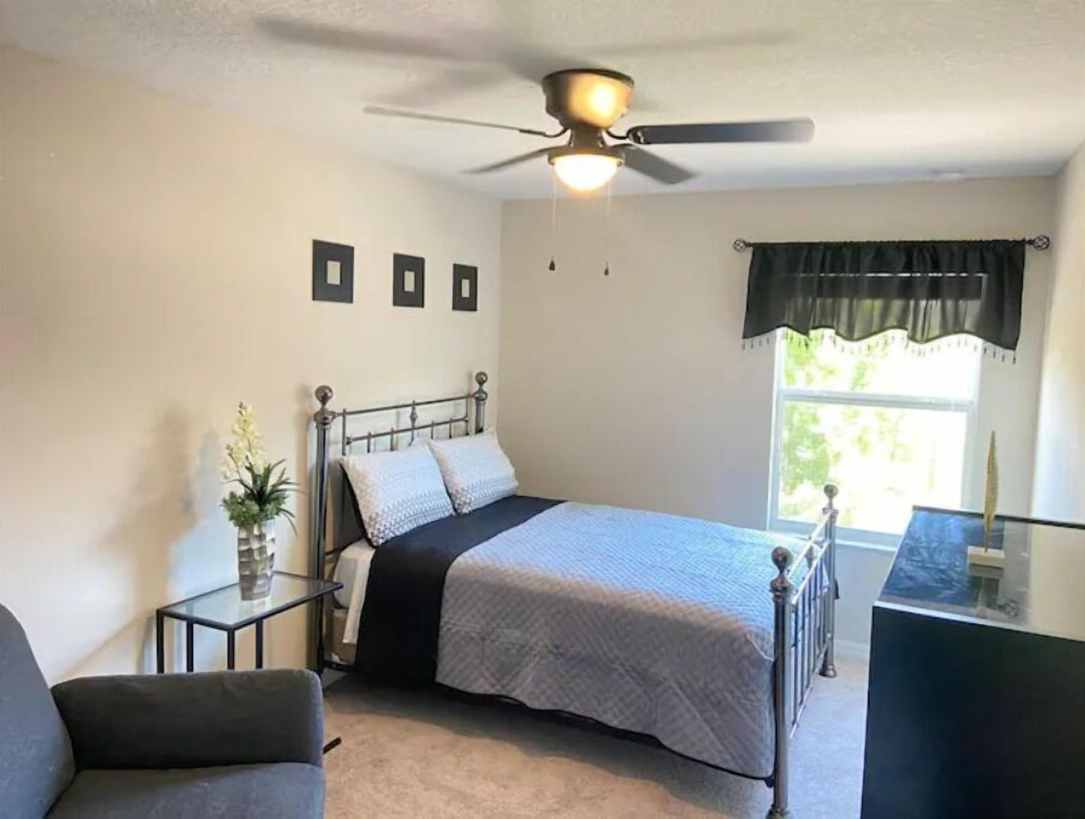 3 habitaciones, escritorio y tabla de planchar con plancha 