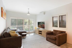 TV - Gillmith - Sleeping up to 16 people (Pambula Beach)