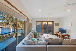 TV - Gillmith - Sleeping up to 16 people (Pambula Beach)