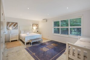 4 bedrooms, iron/ironing board, Internet, bed sheets