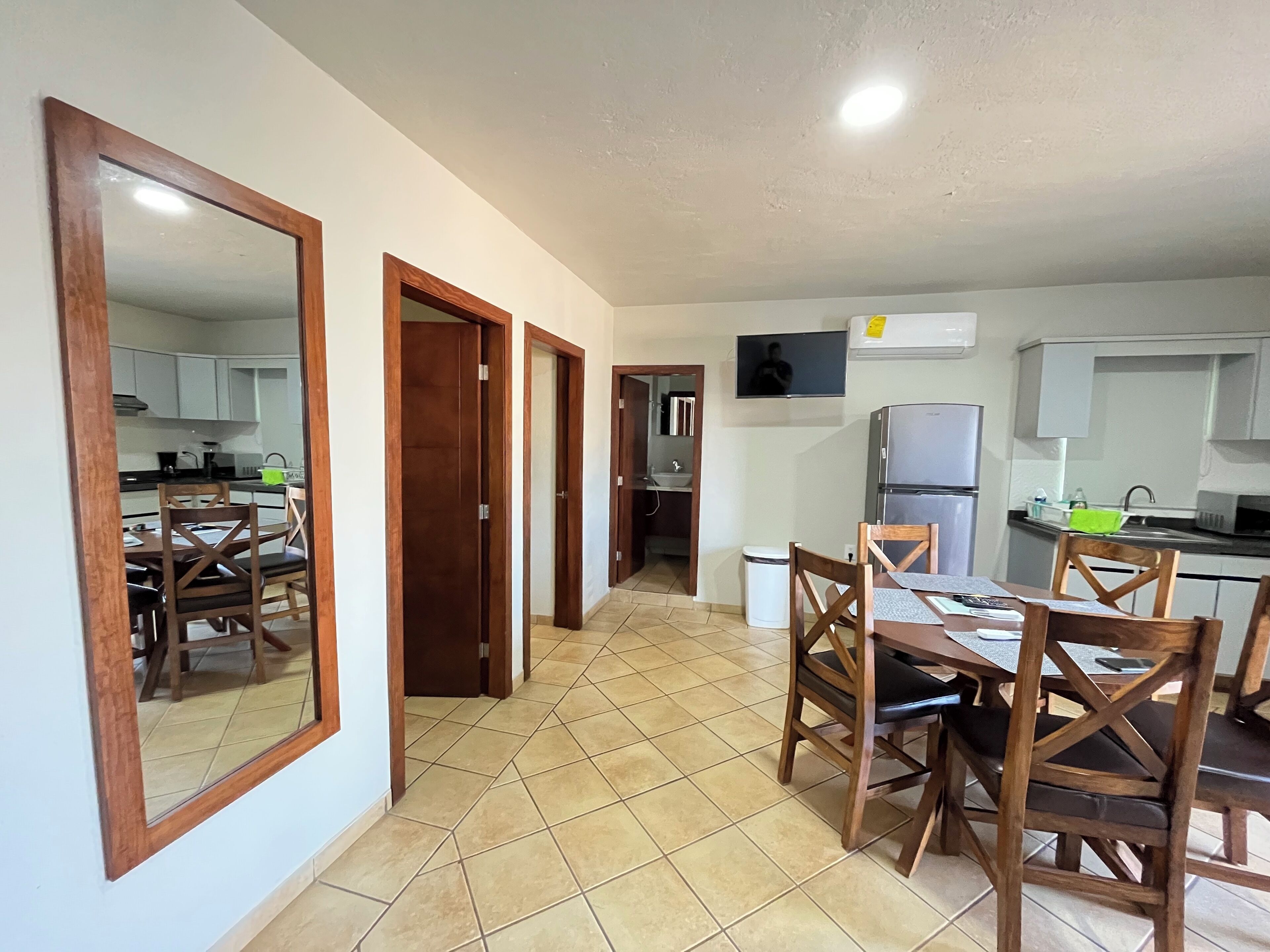 Condo Confort | Área de sala de estar | Televisión de pantalla plana de 40 pulgadas con canales por cable 