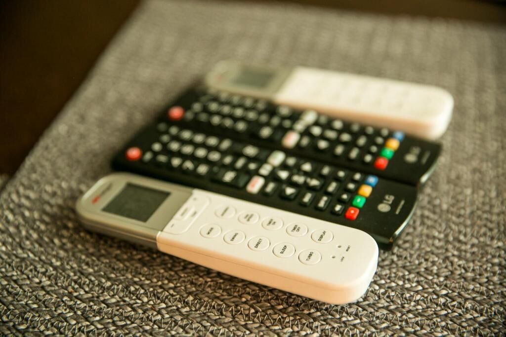 Tre telecomandi su una superficie strutturata.