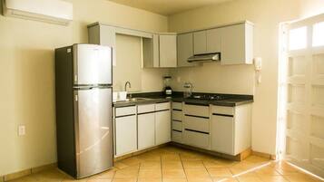 Condo Confort | Cocina privada | Refrigerador, microondas, parrilla de estufa y lavavajillas
